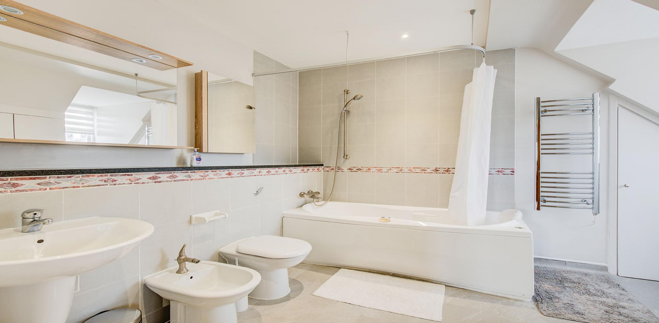 			4 Bedroom, 1 bath, 1 reception Apartment			 Lymington Road, WEST HAMPSTEAD